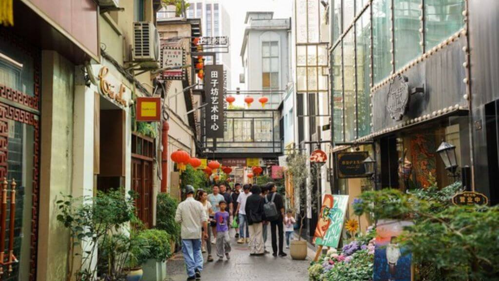 Quý khách tham quan và mua sắm tại Phường Điền Tử