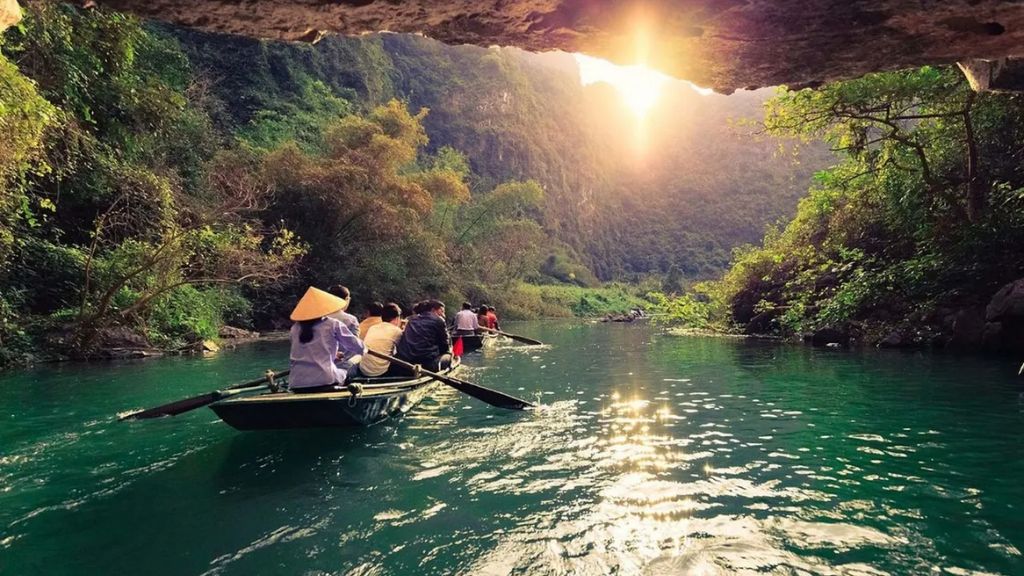 Khám phá hang động Tràng An trong tour du lịch Ninh Bình