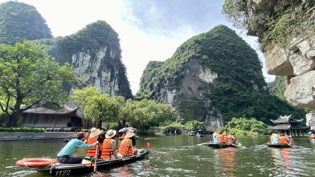 Trải nghiệm cảm giác ngồi thuyền ngắm cảnh non nước khi du lịch Ninh Bình