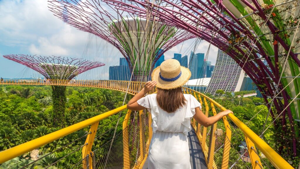 Chiêm ngưỡng toàn cảnh Garden By The Bay từ OCBC Skywalk