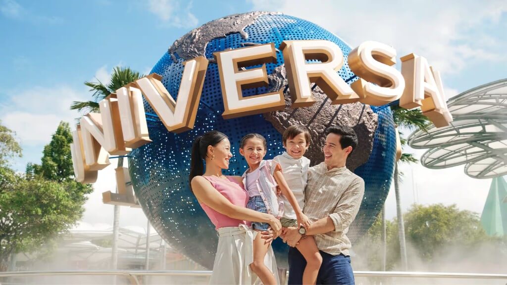 Chụp hình cùng biểu tượng của Universal Studio Singapore