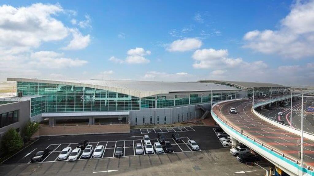 Đoàn ra sân bay Gimhea làm thủ tục đáp chuyến bay về TP HCM