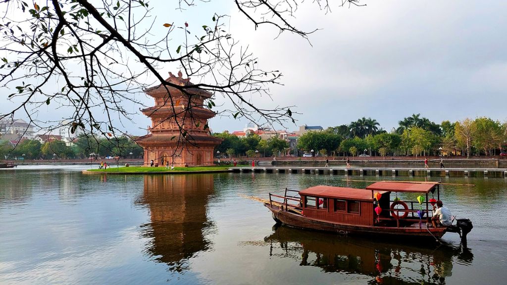 Chiêm ngưỡng quang cảnh nên thơ trong tour du lịch Ninh Bình