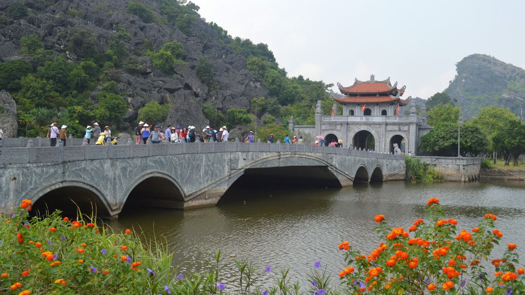 Tham quan cố đô Hoa Lư trong tour du lịch Ninh Bình