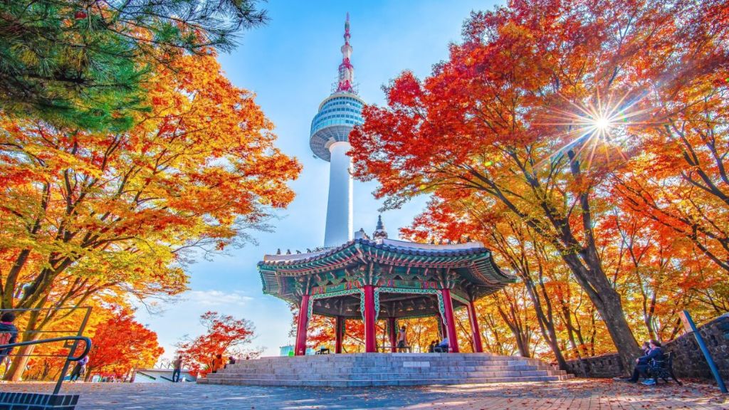 Tháp Namsan (N Seoul Tower) mùa thu