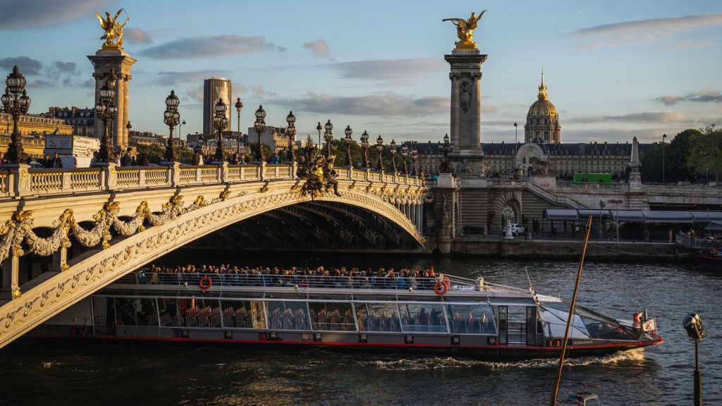Trải nghiệm du thuyền ngắm cảnh trên sông Seine