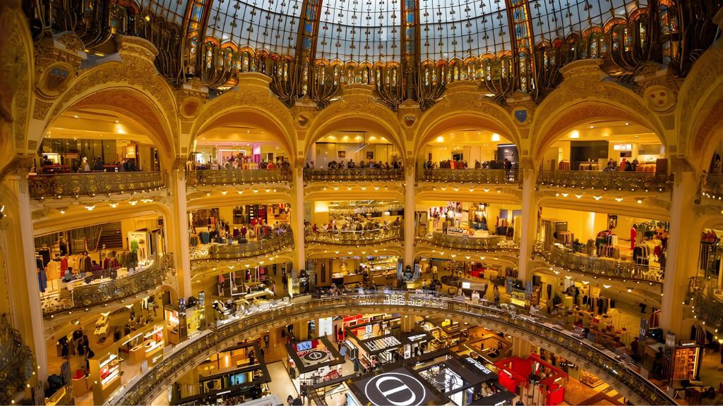 Galeries Lafayette Haussmann – Thiên đường mua sắm nổi tiếng với mái vòm kính tuyệt đẹp