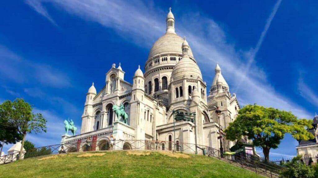 Nhà thờ Thánh Tâm Sacré Cœur – Tuyệt tác kiến trúc trên đồi Montmartr