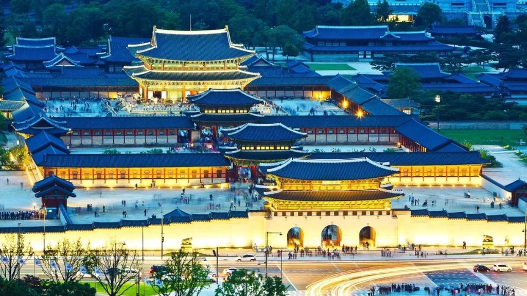 Cung điện Gyeongbokgung lung linh dưới ánh đèn