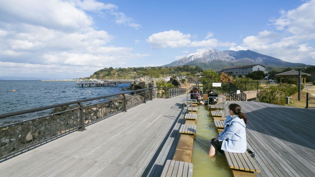 Trải nghiệm ngâm chân khoáng nóng tại Sakurajima Lava Nagisa Park