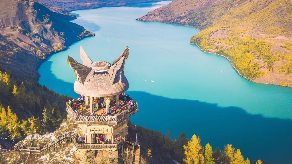 Du khách có thể ngắm toàn cảnh hồ Kanas từ Quan Ngư Đài