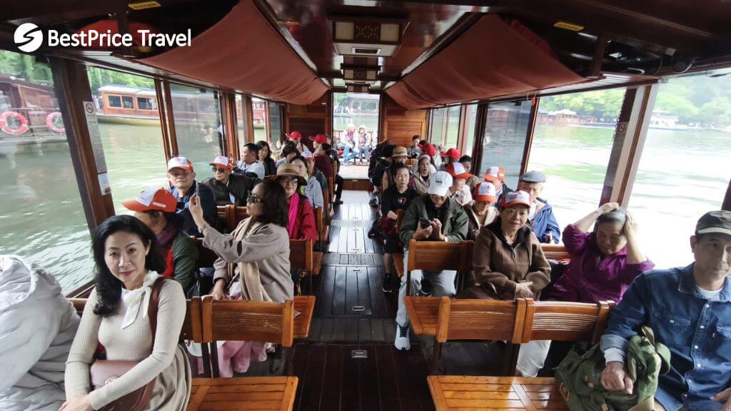 Dạo thuyền tham quan, vãn cảnh Tây Hồ