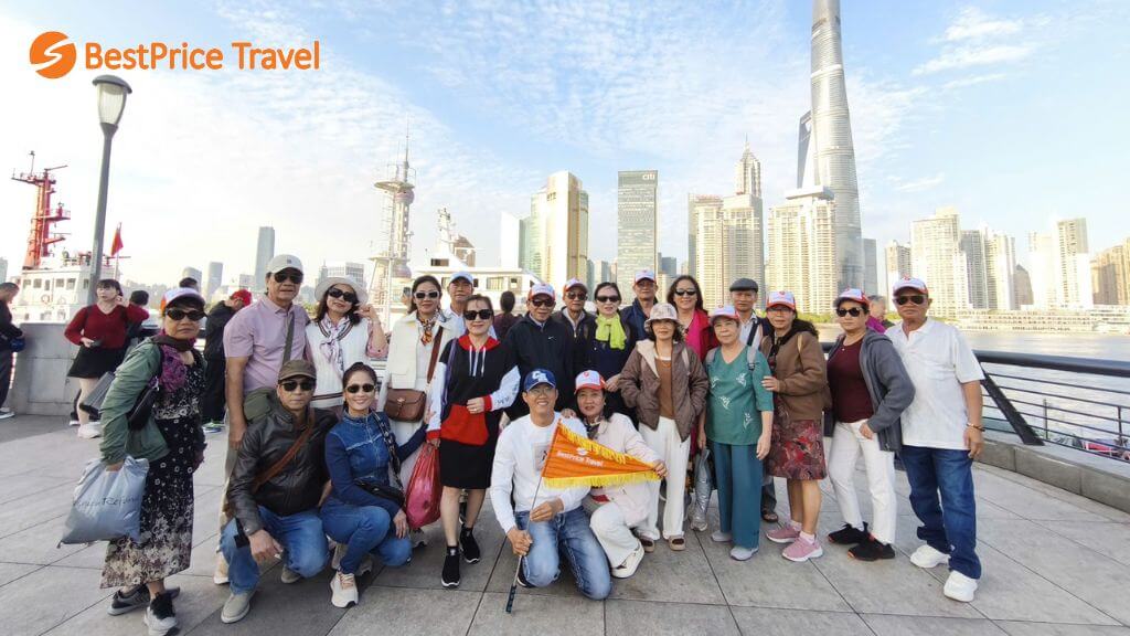 Đoàn check in bến Thượng Hải phồn hoa