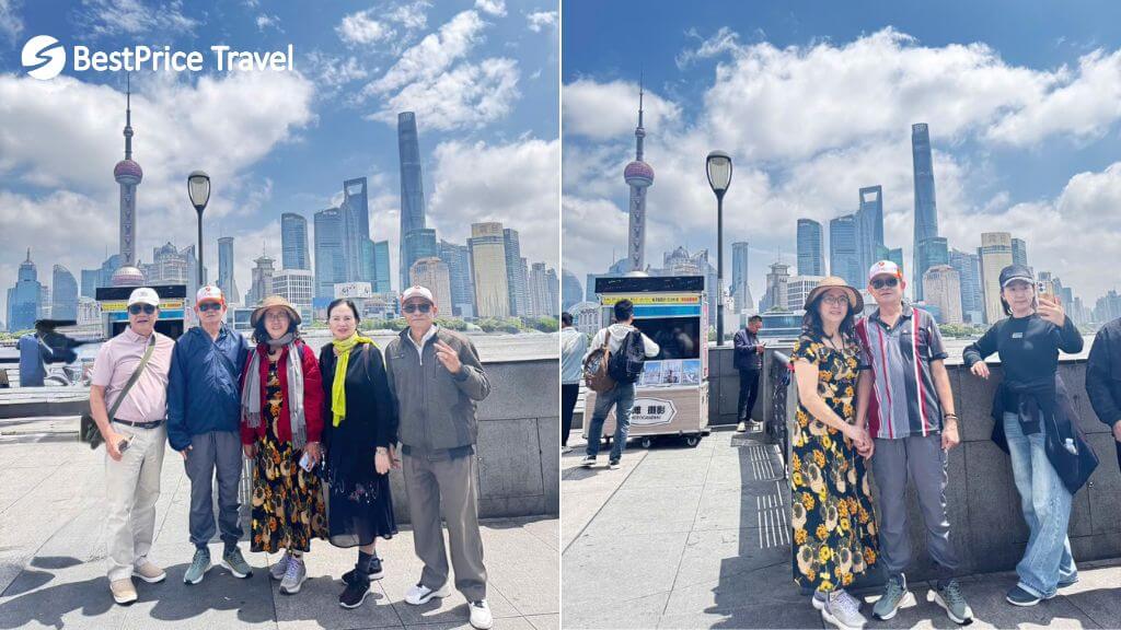 Đoàn chụp hình tại Bến Thượng Hải