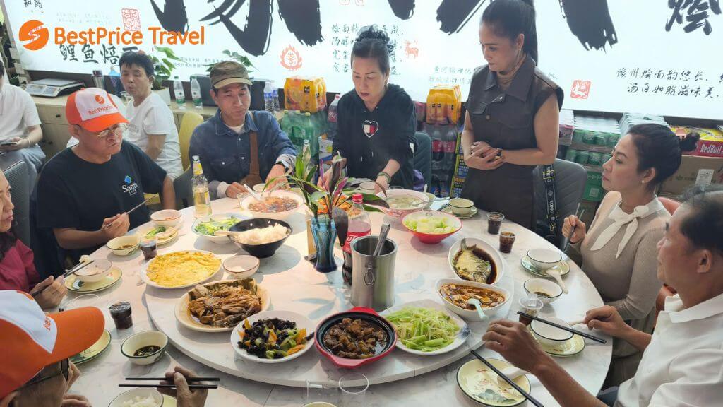 Thưởng thức cơm đoàn tại nhà hàng địa phương