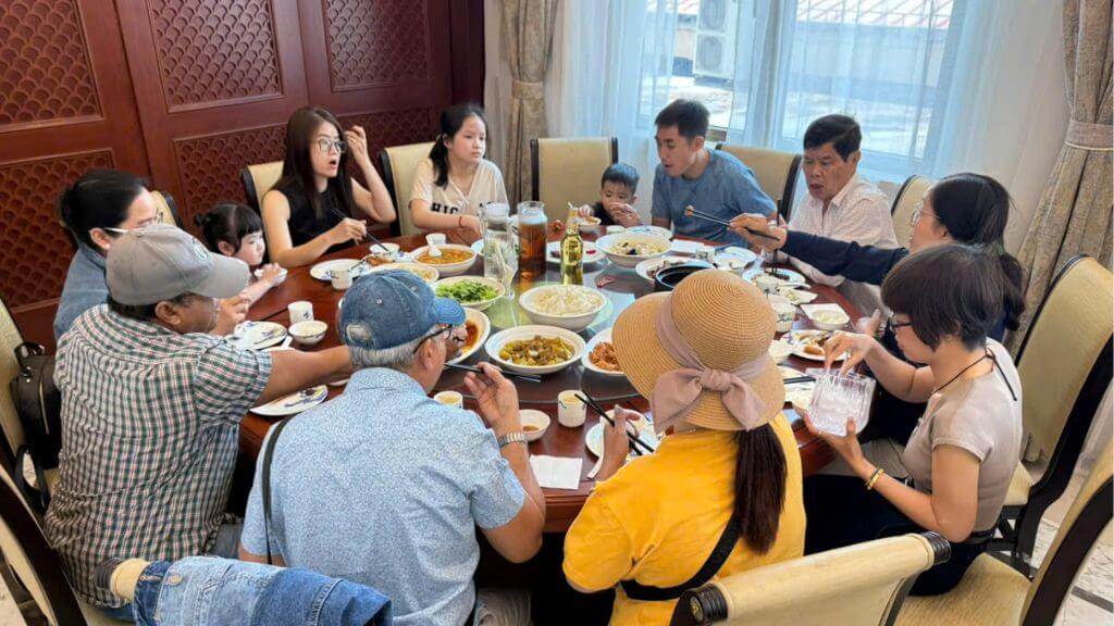 Đoàn dùng bữa trong không gian nhà hàng ấm cúng