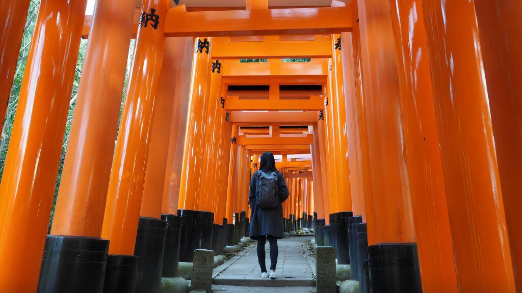 Hành lang ngàn cổng đỏ dẫn lối vào miền linh thiêng Kyoto