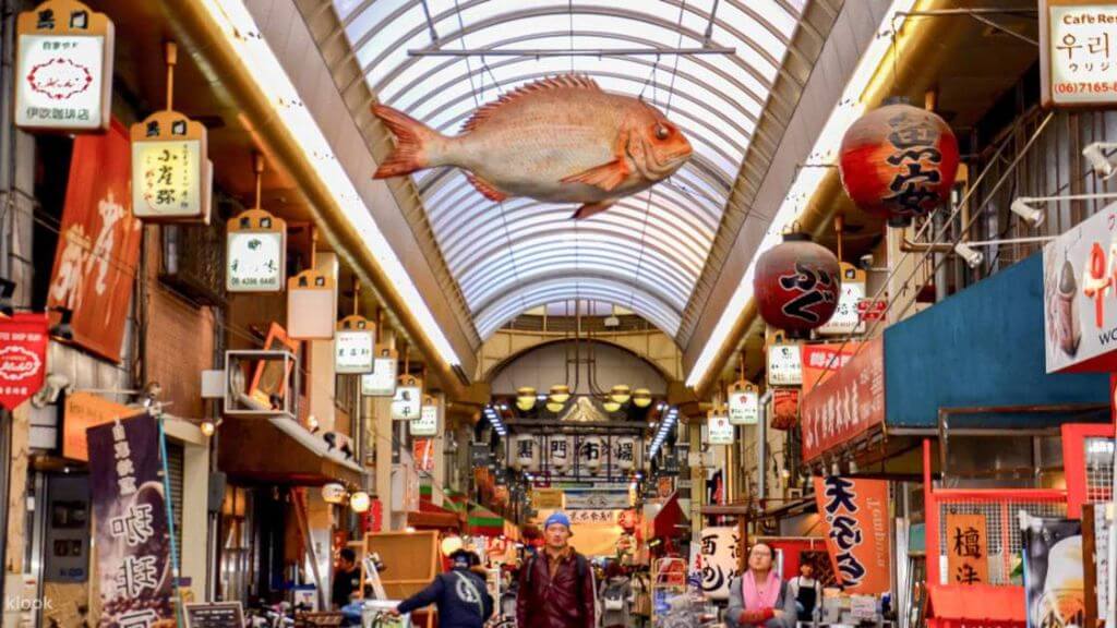 Đoàn tham quan Chợ cá Kuromon