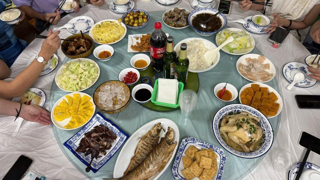 Đoàn ăn tối tại nhà hàng Trung Hoa địa phương