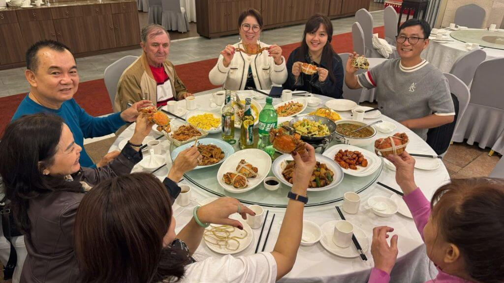 Du khách thưởng thức bữa tối trong tour