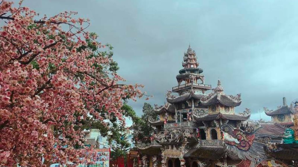 Chiêm bái chùa Linh Phước với kiến trúc độc đáo