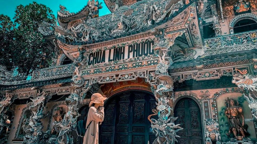 Chiêm ngưỡng nét kiến trúc độc đáo của ngôi chùa làm từ ve chai