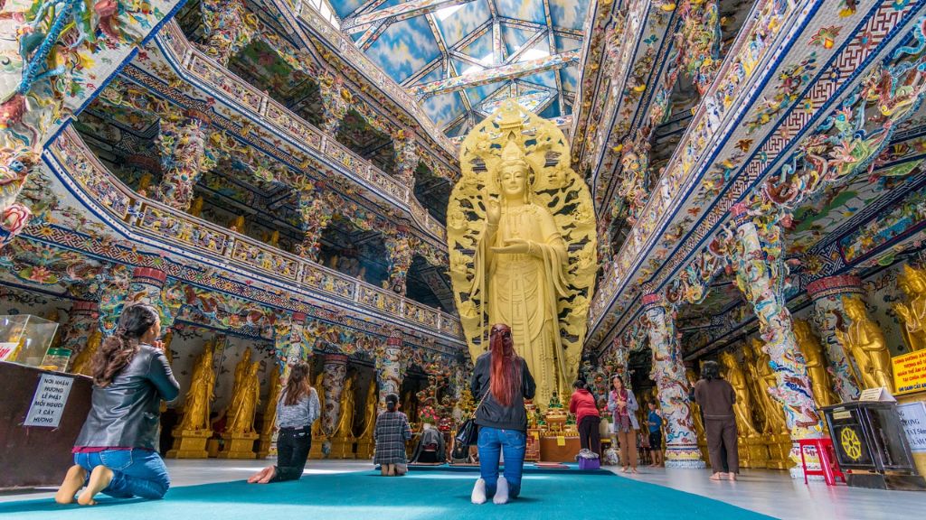 Khách du lịch chiêm bái tại chùa Linh Phước