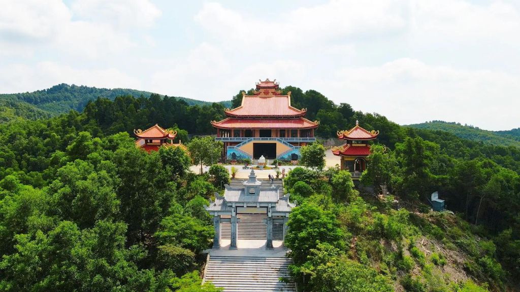 Thiền Viện Trúc Lâm - ngôi chùa lớn được xây dựng với kiến trúc vô cùng độc đáo