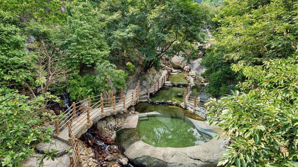 Bồn tắm tự nhiên bằng đá lớn nhất Việt Nam