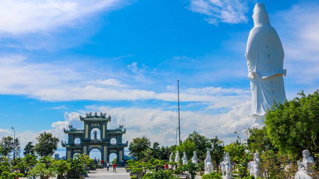 Điểm du lịch linh thiêng tại Đà Nẵng - chùa Linh Ứng