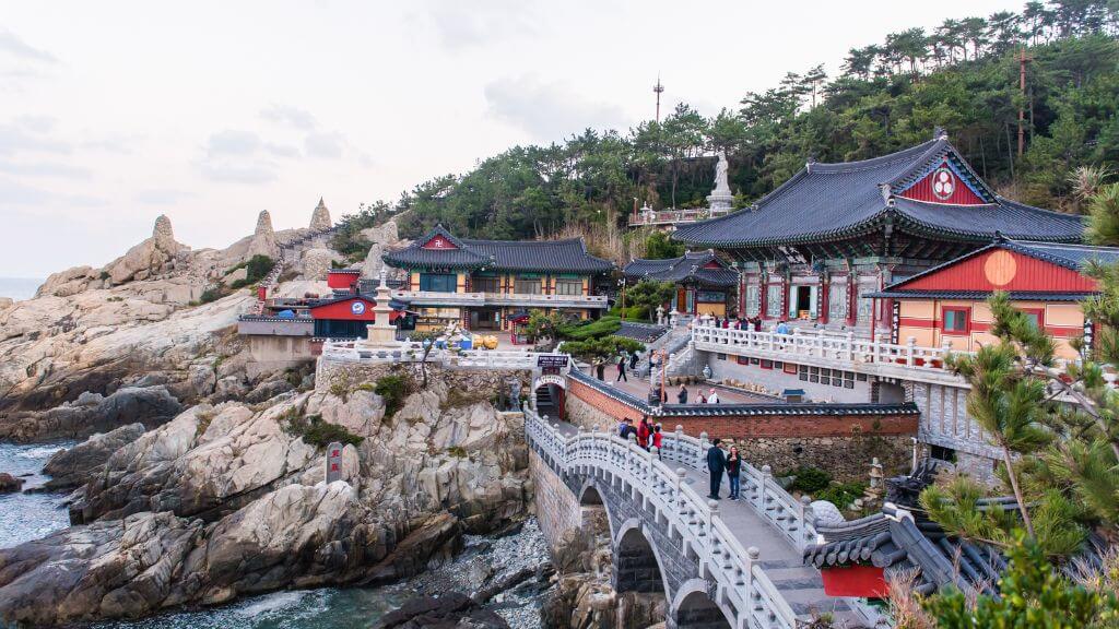 Tham quan chùa cổ Haedong Yonggungsa