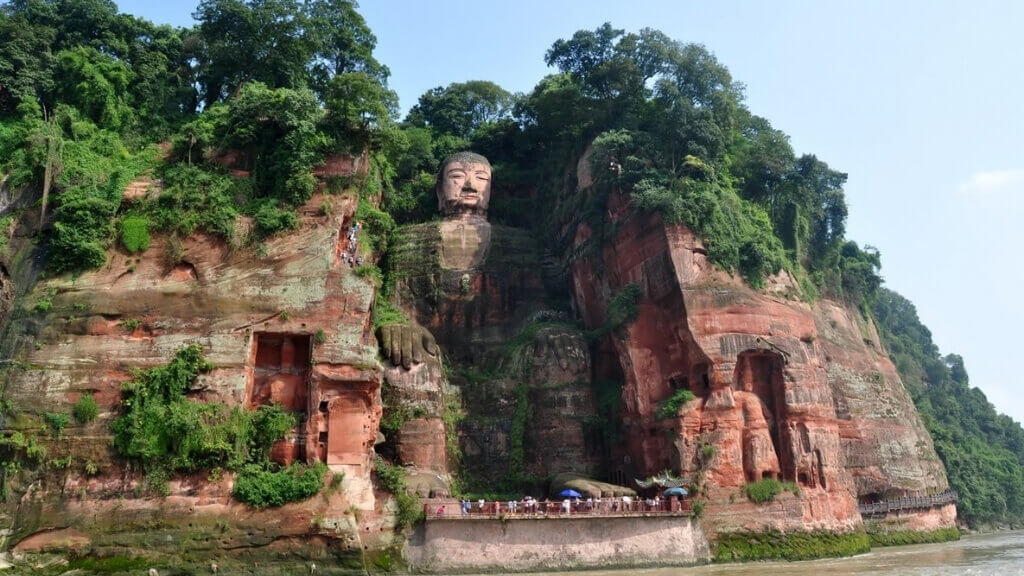 Lạc Sơn Đại Phật là bực tượng khắc thẳng vào núi cao nhất thế giới