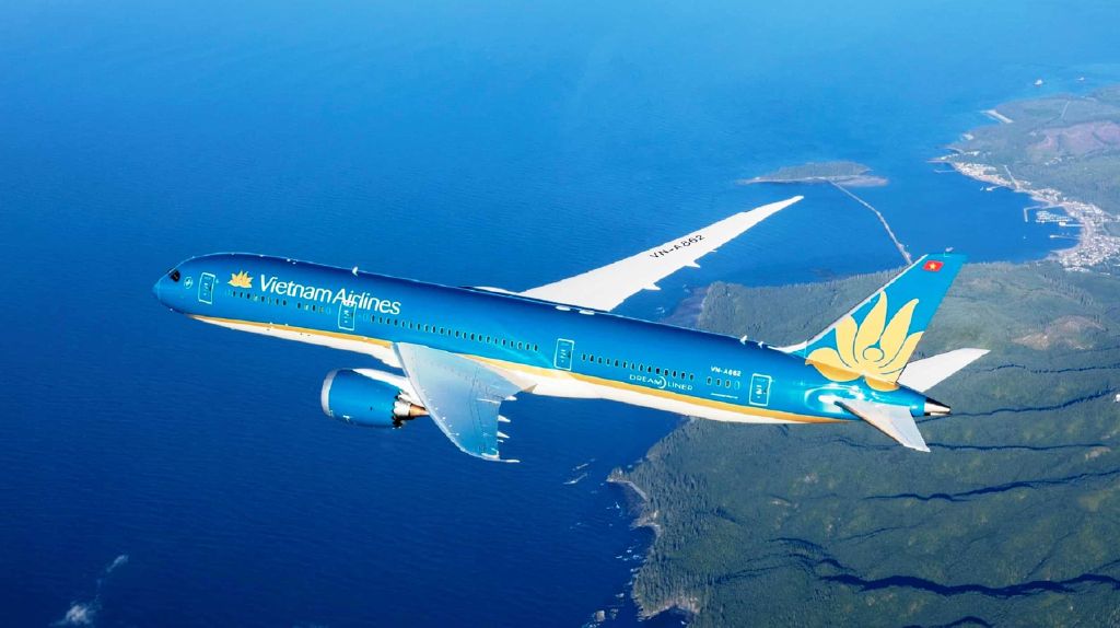 Đoàn khởi hành bằng Vietnam Airlines