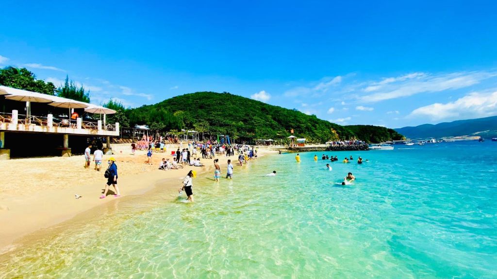 Du khách tự do tắm biển và thư giãn tại Bãi Tranh