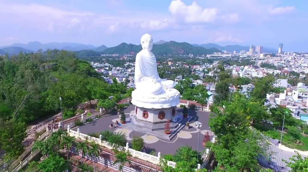 Quý khách chiêm ngưỡng bức tượng Kim Thân Phật Tổ tại chùa Long Sơn