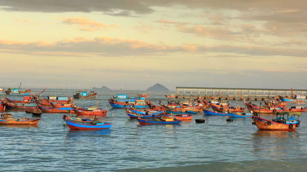 Quý khách tham quan hệ thống nuôi trồng hải sản lớn nhất vịnh Nha Trang tại Làng Chài