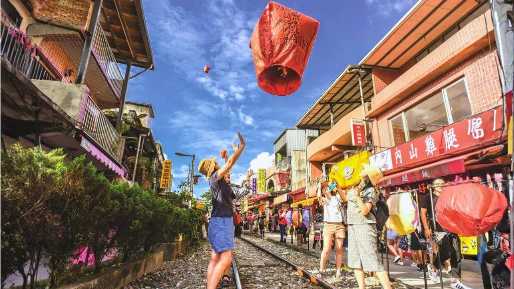 Nghi thức thả đèn trời ước nguyện tại Phố cổ Thập Phần