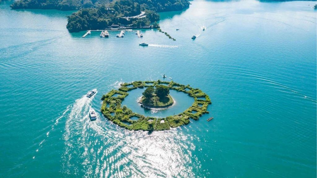 Ngắm nhìn hồ Nhật Nguyệt xanh trong dưới ánh nắng rực rỡ