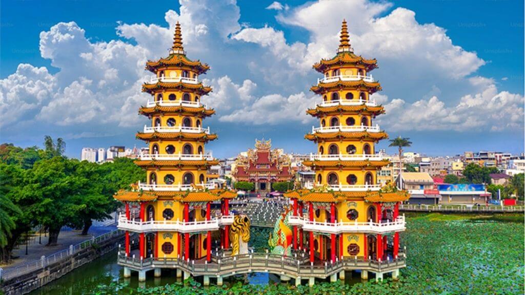 Đầm Liên Trì   viên ngọc nằm giữa thành phố Cao Hùng