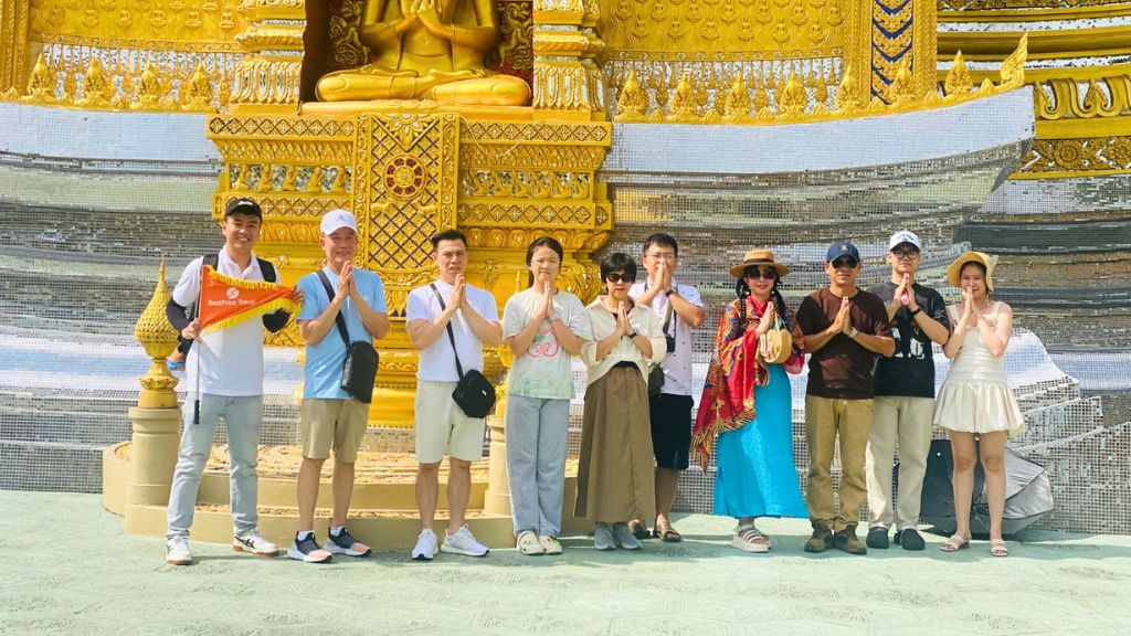 Check in tại Chùa Phật Vàng Thái Lan