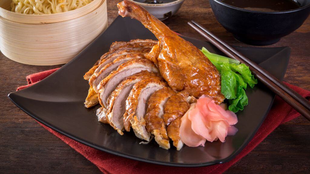 Đoàn thưởng thức vịt quay Bắc Kinh trong tour