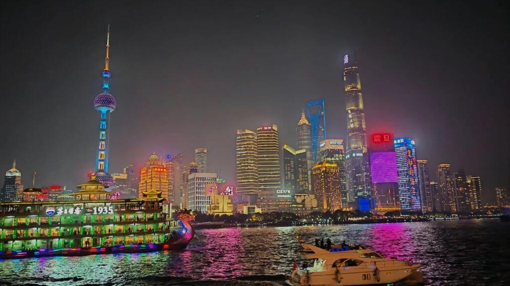 Tự do trải nghiệm du thuyền sông Hoàng Phố