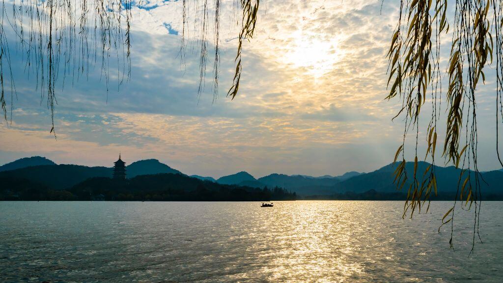 Vẻ đẹp thơ mộng của Hàng Châu buổi chiều tà