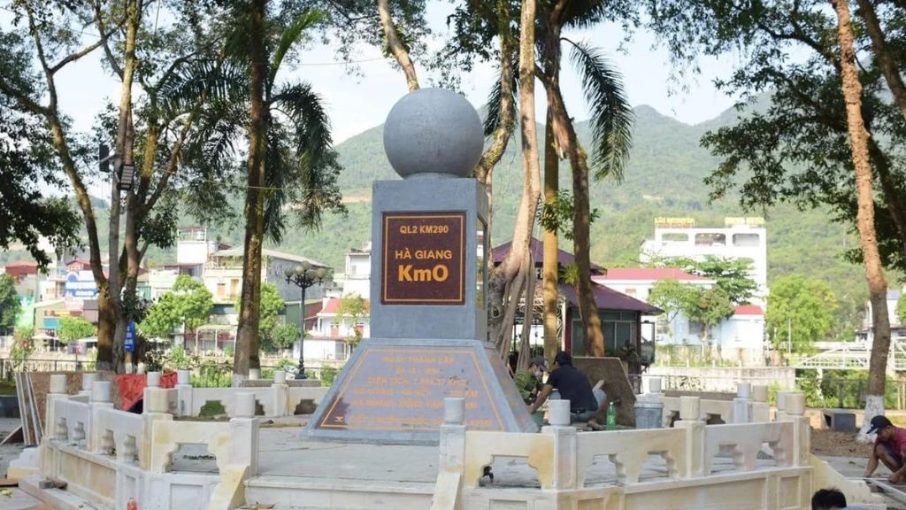Tham quan Km0 trong tour du lịch Hà Giang
