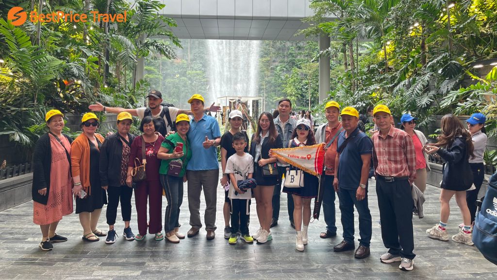 Đoàn check in thác nước Jewel sân bay Changi