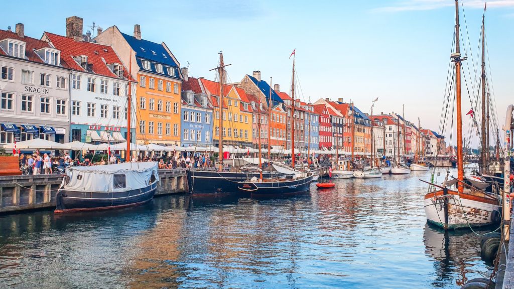 Bến cảng Nyhavn nhộn nhịp
