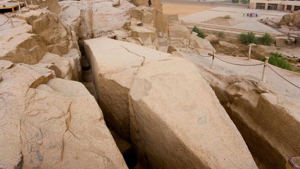 Đài tưởng niệm Unfinished Obelisk khổng lồ