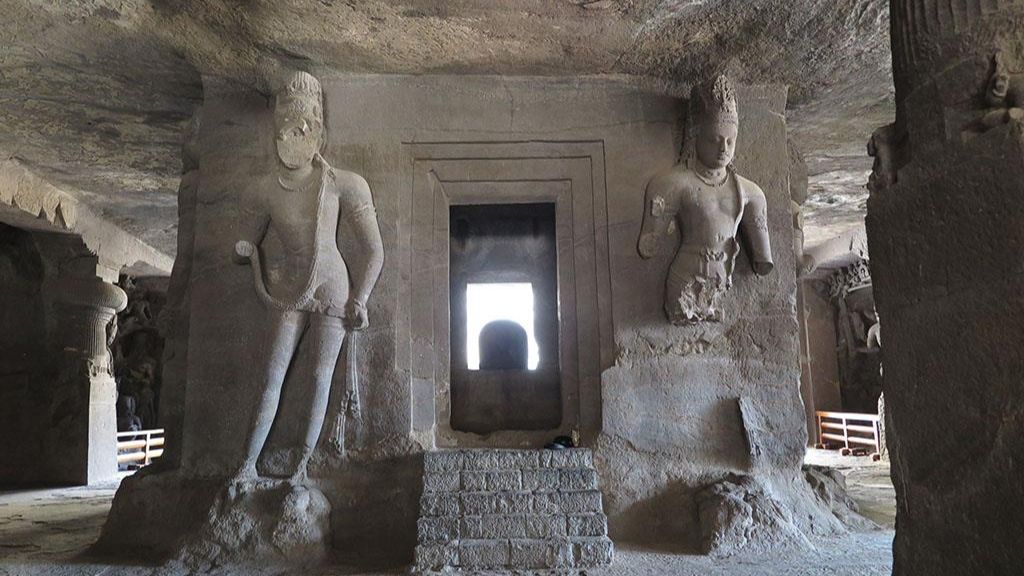 Các bức tượng điêu khắc tại hang động Elephanta