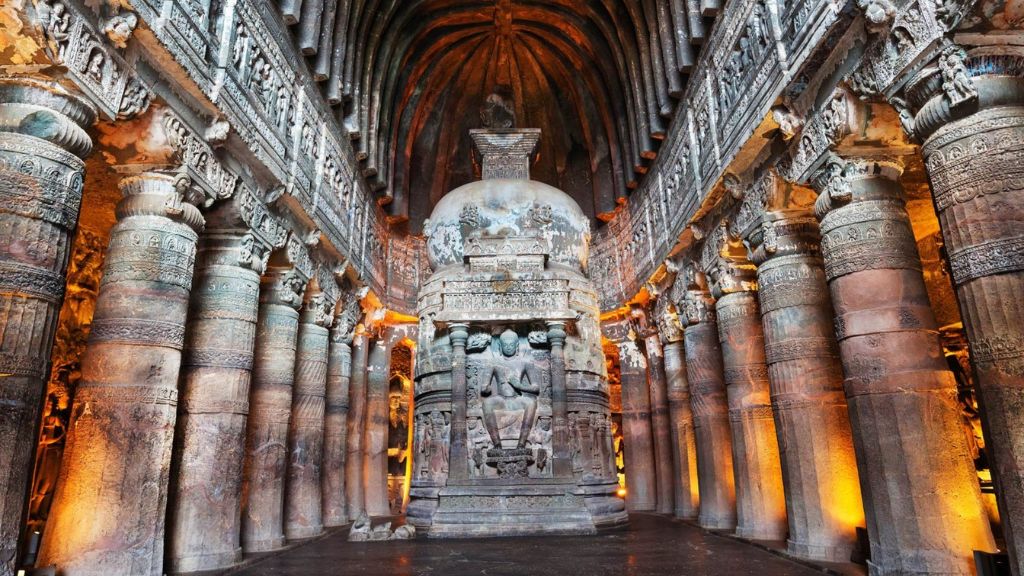 Bên trong quần thể hang động Ajanta