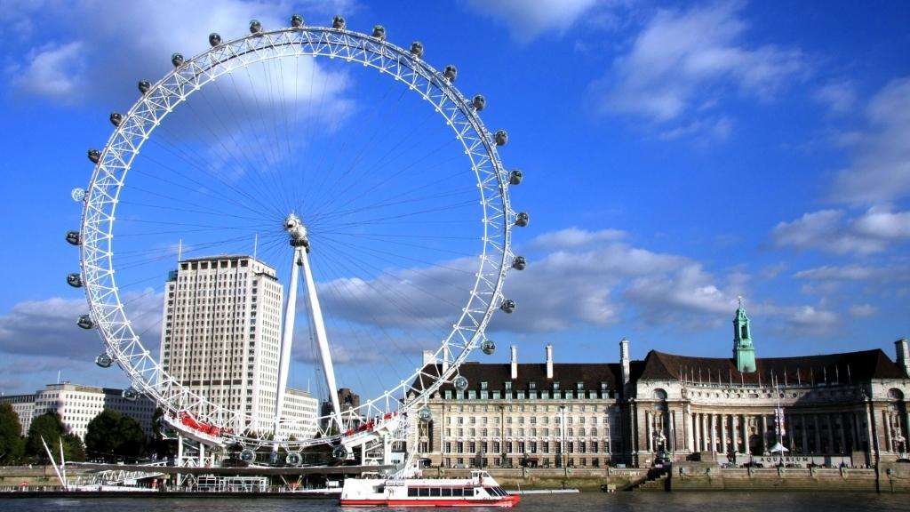 Vòng quay London Eye thu hút nhiều khách du lịch